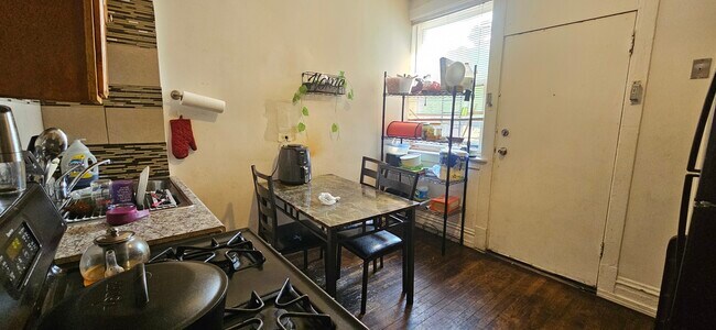 Foto del edificio - 3752 W Division St