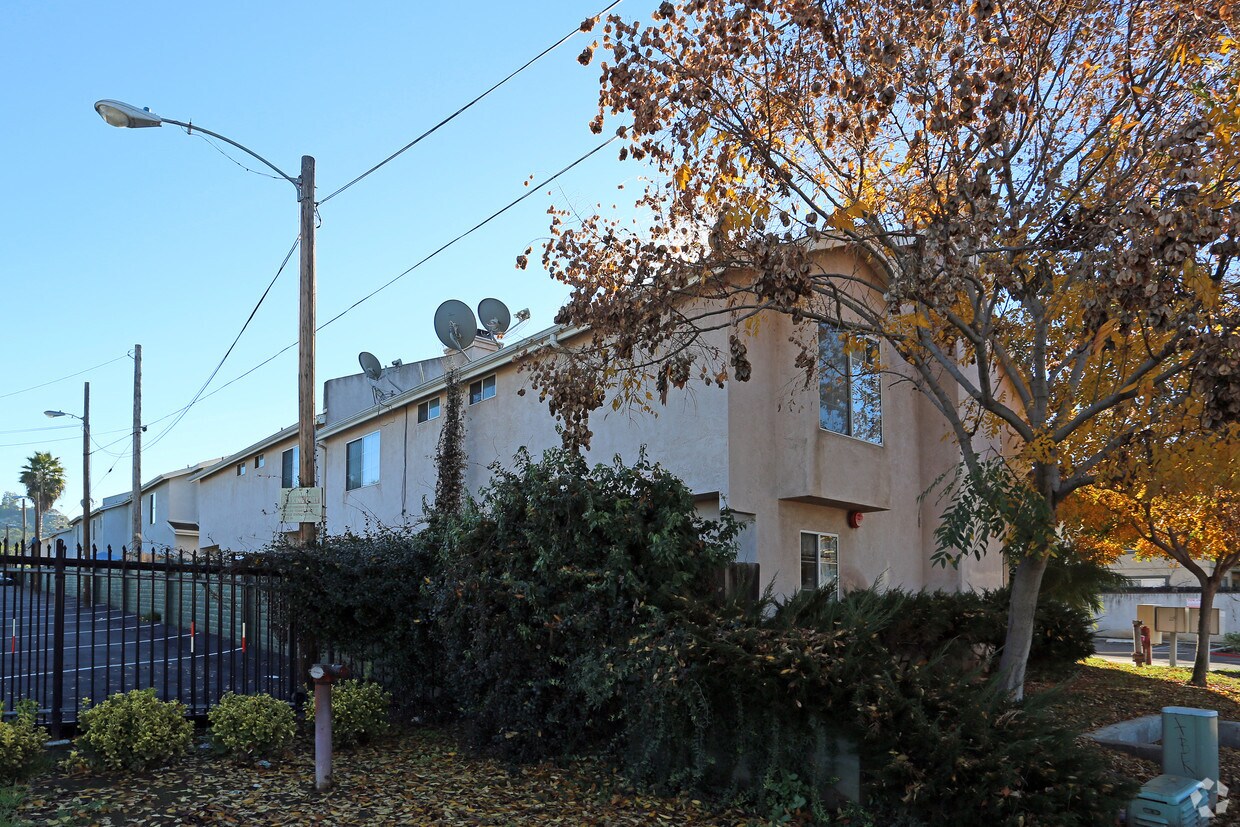 Foto del edificio - 1023-1039 S Mollison Ave