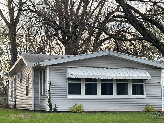 Building Photo - 2148 N Graceland Ave