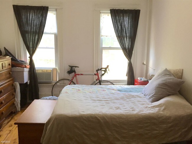 Building Photo - 1 br, 1 bath Townhome - 151 West Newton St