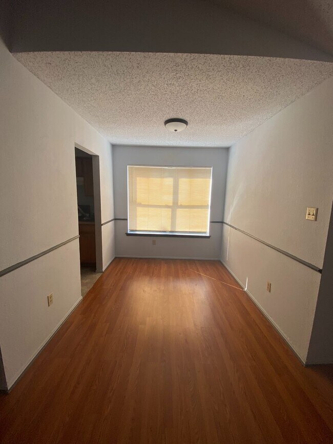 Building Photo - 722 Woodland Ct
