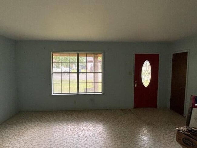 Building Photo - 104 Davis St