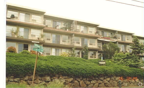 Building Photo - Fountain Court Apartments