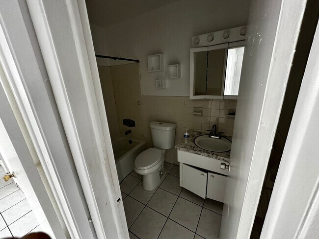 Foto del edificio - 1-1 UPSTAIRS APARTMENT Condo