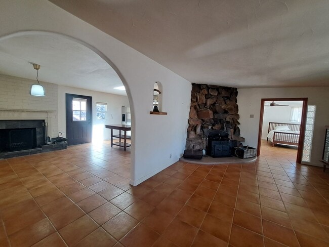 Foto del edificio - Rural yet close to town rental with acreage.