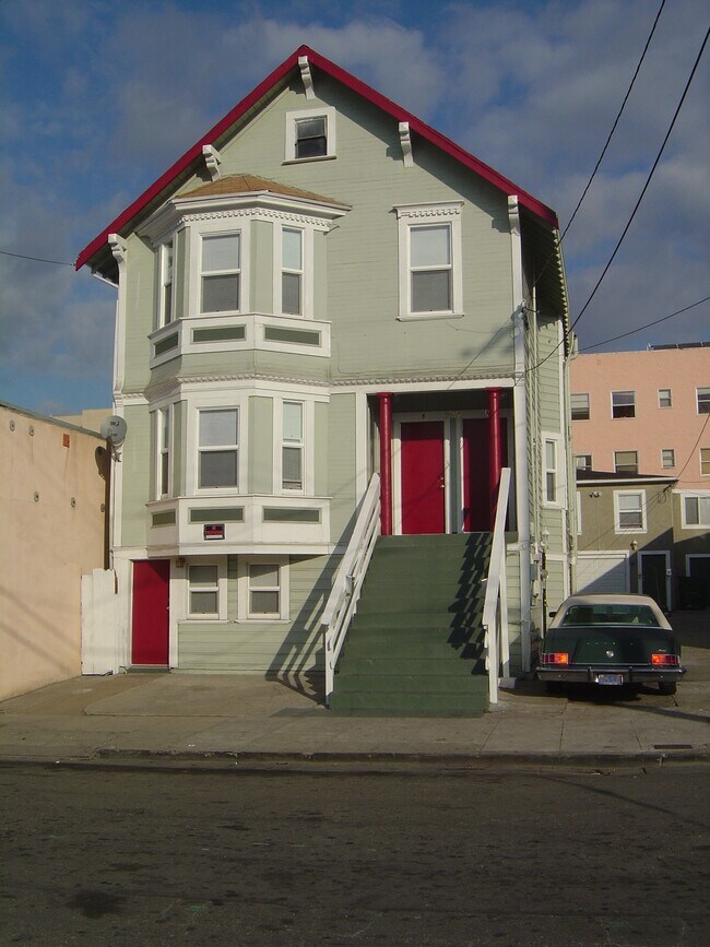 Middle unit of a triplex. Single occupants upper and lower - 1096 Aileen St Apartments