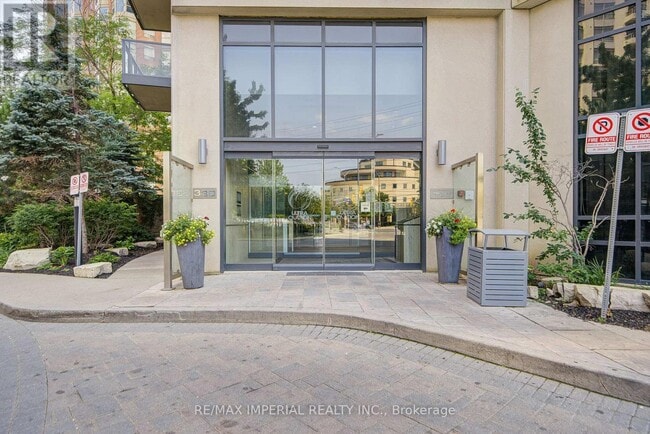 Photo du bâtiment - 330-2330 Burnhamthorpe Rd W