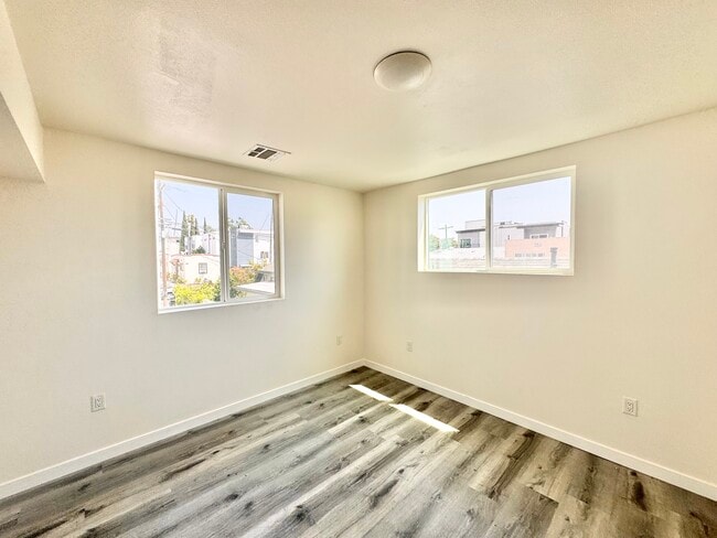Building Photo - 1237 N Kenmore Ave