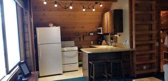 Building Photo - Furnished 2 bedroom with lake access-Avail...