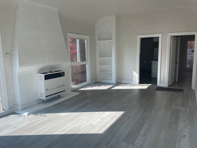 Building Photo - 2348 N Cahuenga Blvd