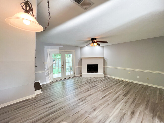 Living room - 715 Bay Park Dr