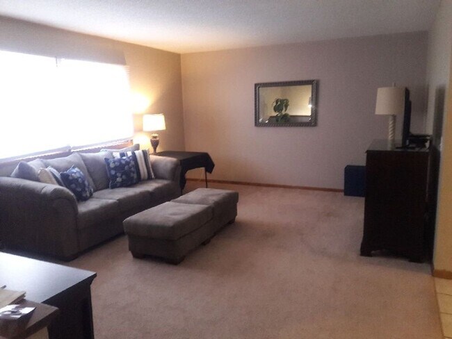 Foto del edificio - 9244-9246 Syndicate Ave
