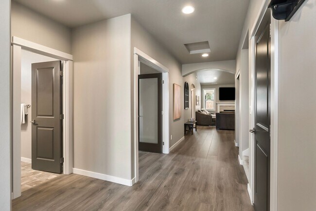 Foto del edificio - Spacious 4 Bedroom Gem with Private Backya...