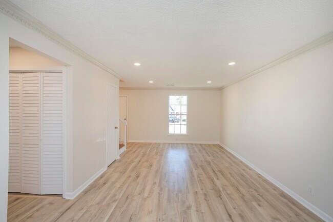 Sala de estar con un precioso suelo de madera y abundante luz natural. - 105 Jacksons Retreat Ct