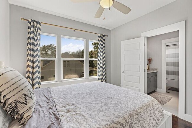 Foto del edificio - Completely furnished 4BR/2.5BA with fully ...