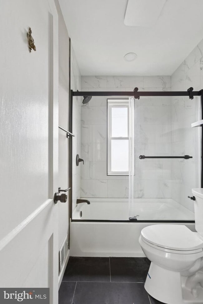 Foto del edificio - Charming 2-Bedroom Townhome Beautifully Updated and Convenient