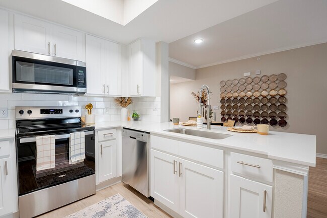 Cocina recién renovada con encimeras de cuarzo - The Delano at North Richland Hills Apartments