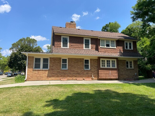 Foto del edificio - 2230 Riverside Dr NE