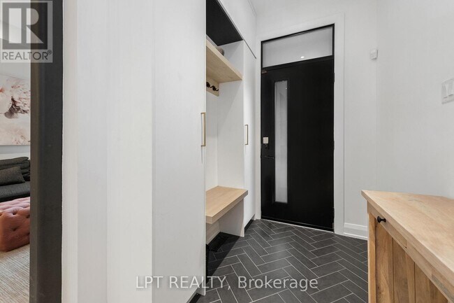 Building Photo - 323 Booth St