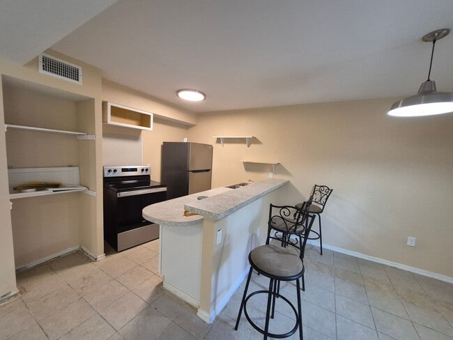 Building Photo - 3718 Pleasanton Rd