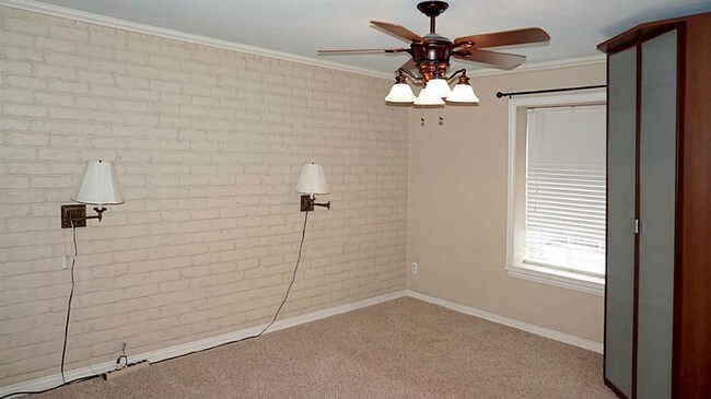 Building Photo - 8931 Gaylord Drive Unit#164
