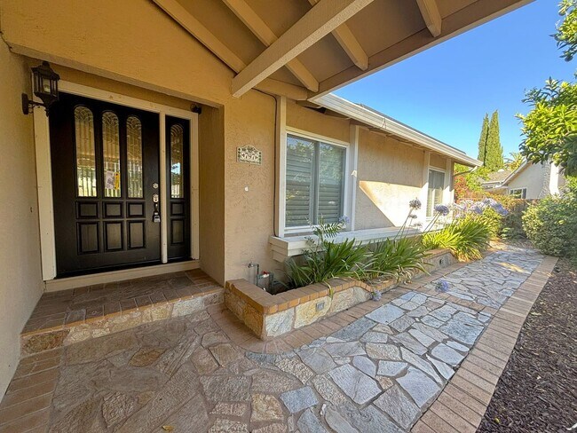 Foto del edificio - 3 bedroom and 2 bathroom Single-story home...