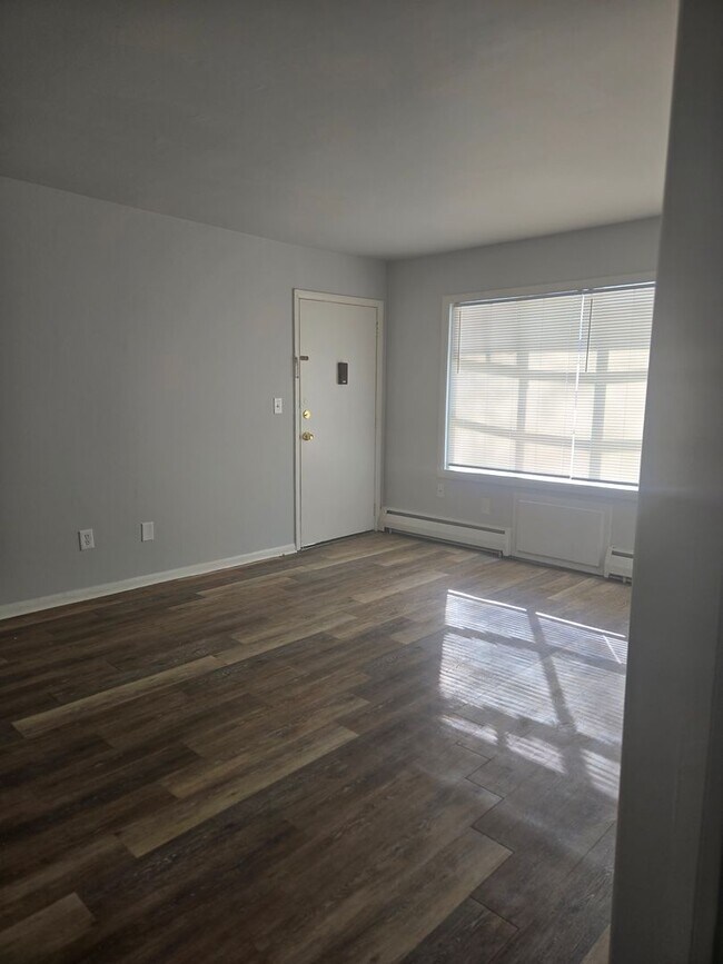 Foto del edificio - 2 bedrooms, 1 bathroom, 1st floor