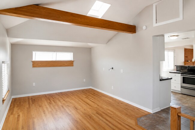 Foto del edificio - Gorgeous 4-Bed Gem in Denver with Granite Accents, Cozy Fireplace, & Finished Basement!