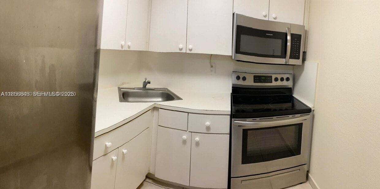 Building Photo - 666 W 81st St