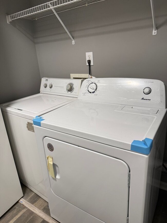 Building Photo - Complete BRAND NEW Renovation 3 Bed/2.5 Ba...