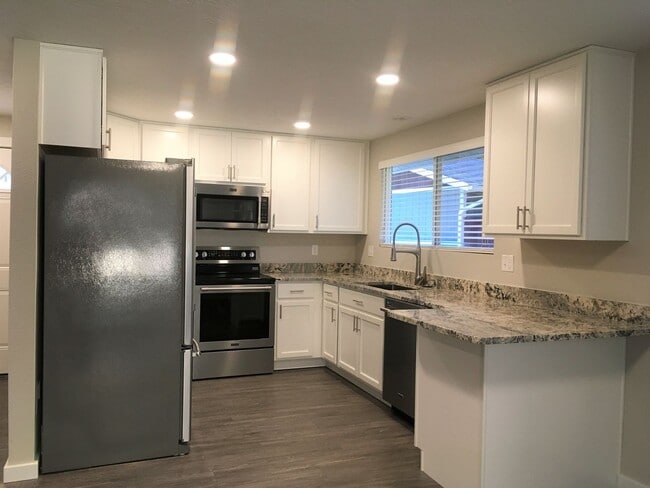 Foto del edificio - 61464 Little John Ln