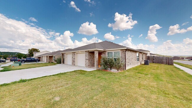 Building Photo - 2 WEEKS FREE RENT IN A GORGEOUS DUPLEX IN COPPERAS COVE!
