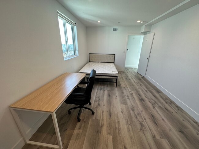 Building Photo - 3001 Van Buren Pl
