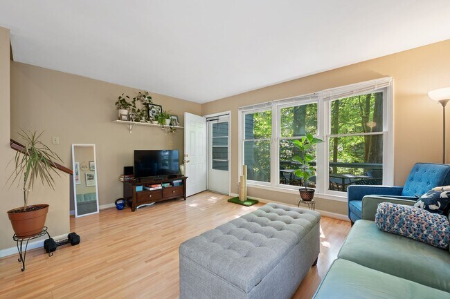 Foto del edificio - 2bd/2.5ba Townhouse Less than 1 Mile from ...