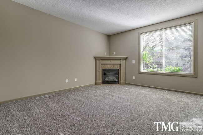 Building Photo - Spacious 4 Bedroom Craftsman Style Home!