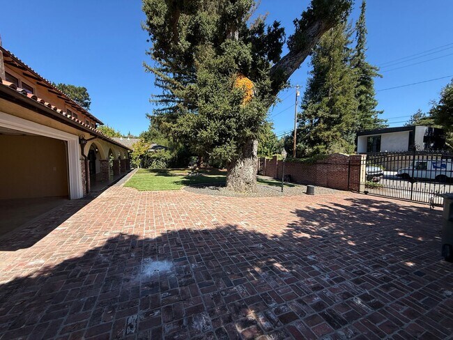 Building Photo - Spanish Style Estate Home in Prime Palo Al...