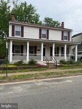 Building Photo - 422 Dunmore St