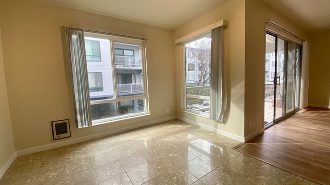 Foto del edificio - The Largest and Fully Remodeled 1-Bedroom at Watergate w/ Water View & Walk-In Closet