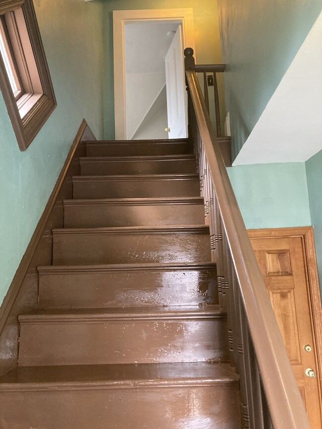 Escalera al segundo piso - 113 Worcester St