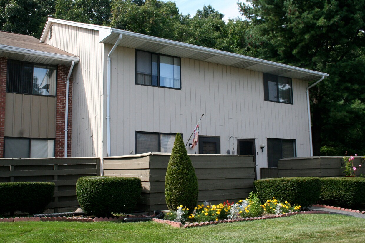 Primary Photo - 2 Rampart Ct
