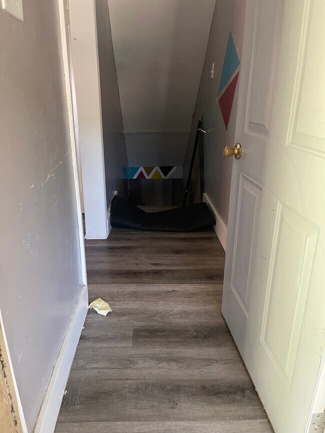 Escalera al sótano justo al lado del porche trasero - 3532 Harrison St