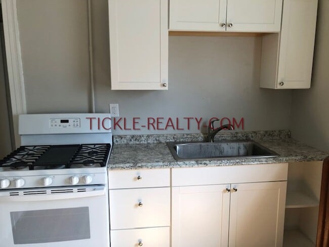 Building Photo - 376 Alexander St