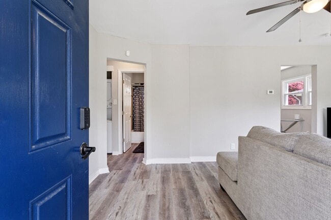 Building Photo - Updated ranch in Portsmouth!