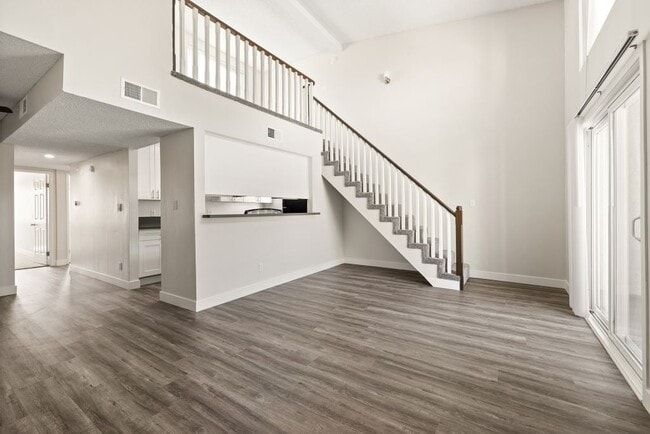 Building Photo - Chatsworth Plaza Apartments