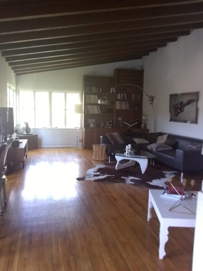 Foto del edificio - 2174 Beachwood Ter