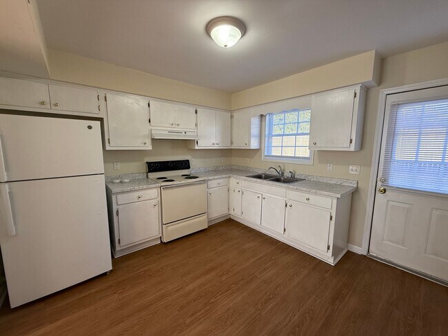 Foto del edificio - Two bedroom, 1.5 townhouse in Graham (Park...