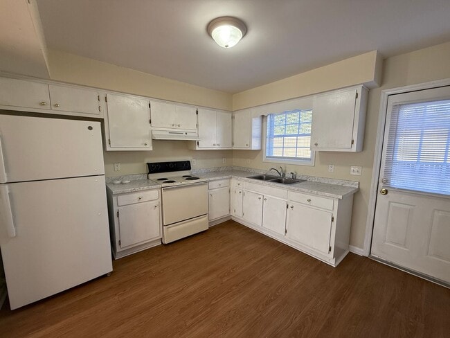 Building Photo - Two bedroom, 1.5 townhouse in Graham (Park...