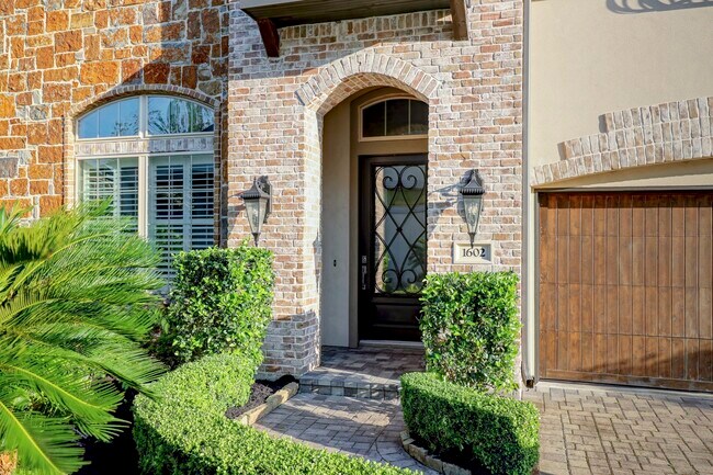 Foto del edificio - 1602 E Rose Terrace Ln
