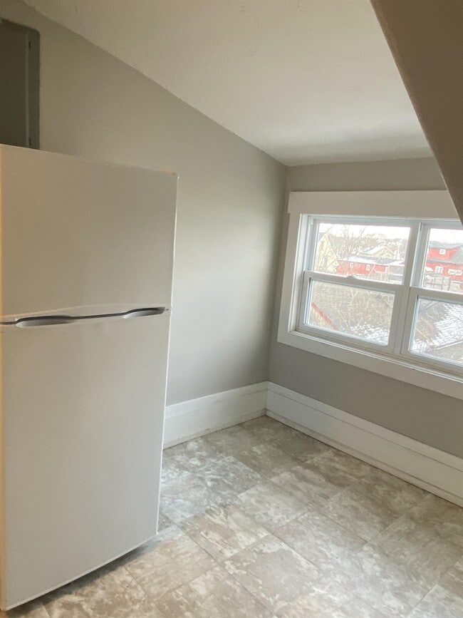 Building Photo - 385 Lutz St