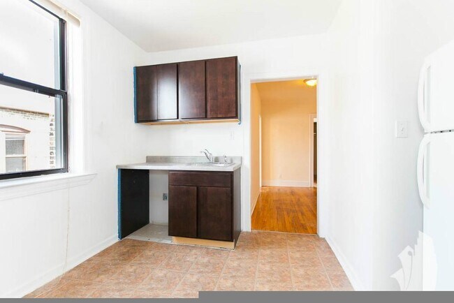 Building Photo - 2330 N Spaulding Ave